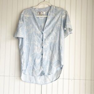 Diane Von Furstenberg Size 8 Blue Floral Short Sleeve V- Neck 100% Silk Blouse